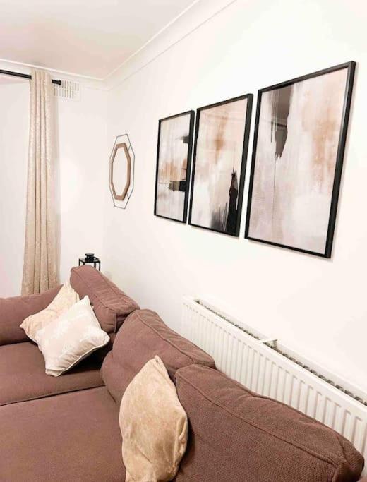 Apartment Lovely Two Bedroom Apartment, With Private Garden! *