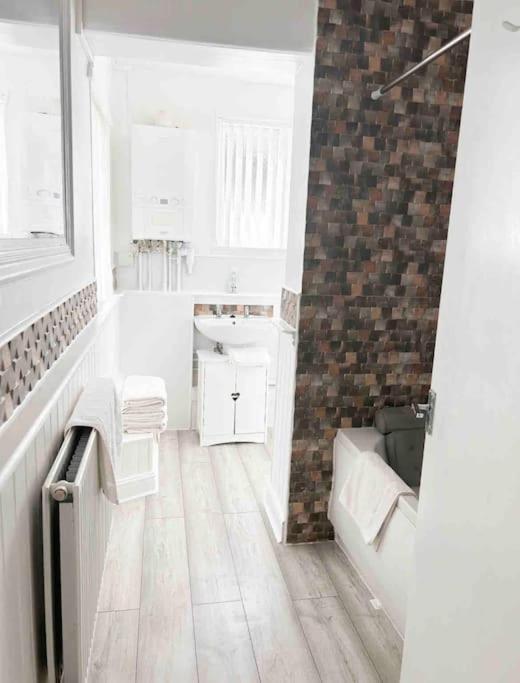 Apartment Lovely Two Bedroom Apartment, With Private Garden! *