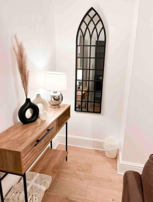 Lovely Two Bedroom Apartment, With Private Garden! Apartment *
